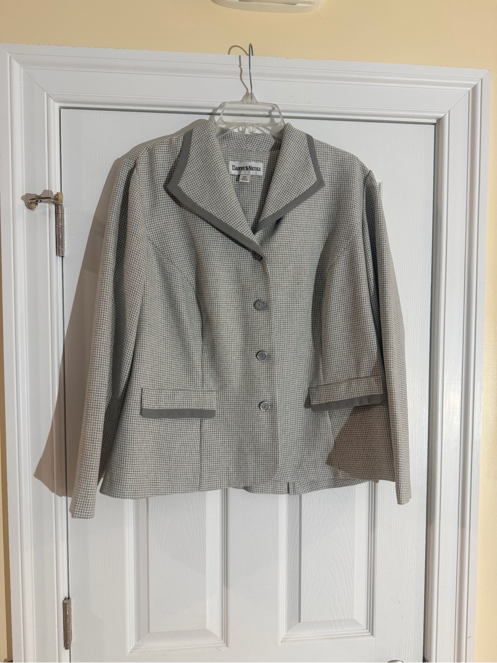 Ladies Size 16W "Danny & Nicole" Light Gray Tweed Blazer with Dark Trim GUC